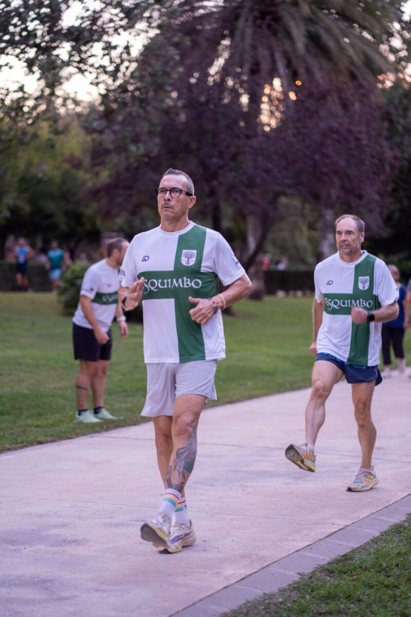 Corredores del Esquimbo Running Team realizando ejercicios de técnica de carrera en Valencia